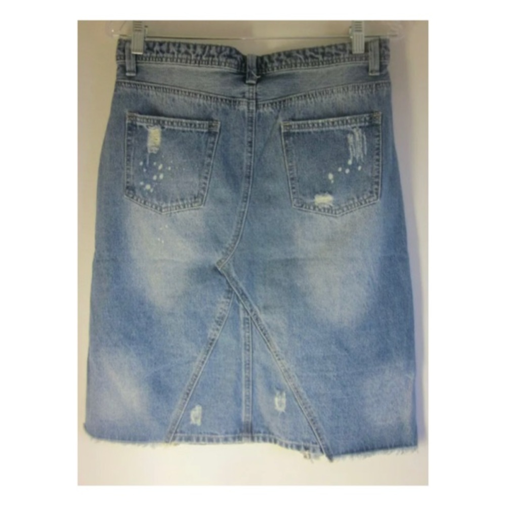❌SOLD❌Lt Wash Distressed/Ripped Denim Skirt - Picture 2 of 8